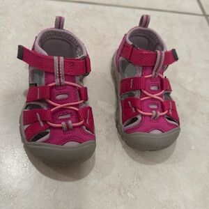 KEEN Kids' Seacamp II CNX Closed Toe Sandal, size 5 toddler, bright pink, VGUC